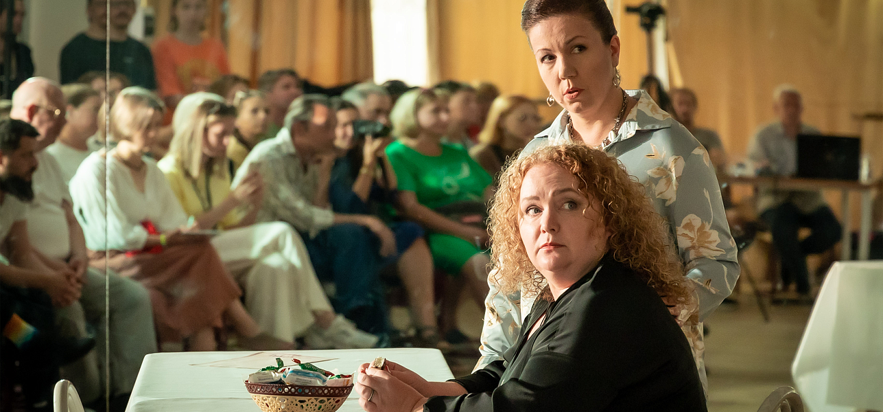 Театр: под крышей и на песке