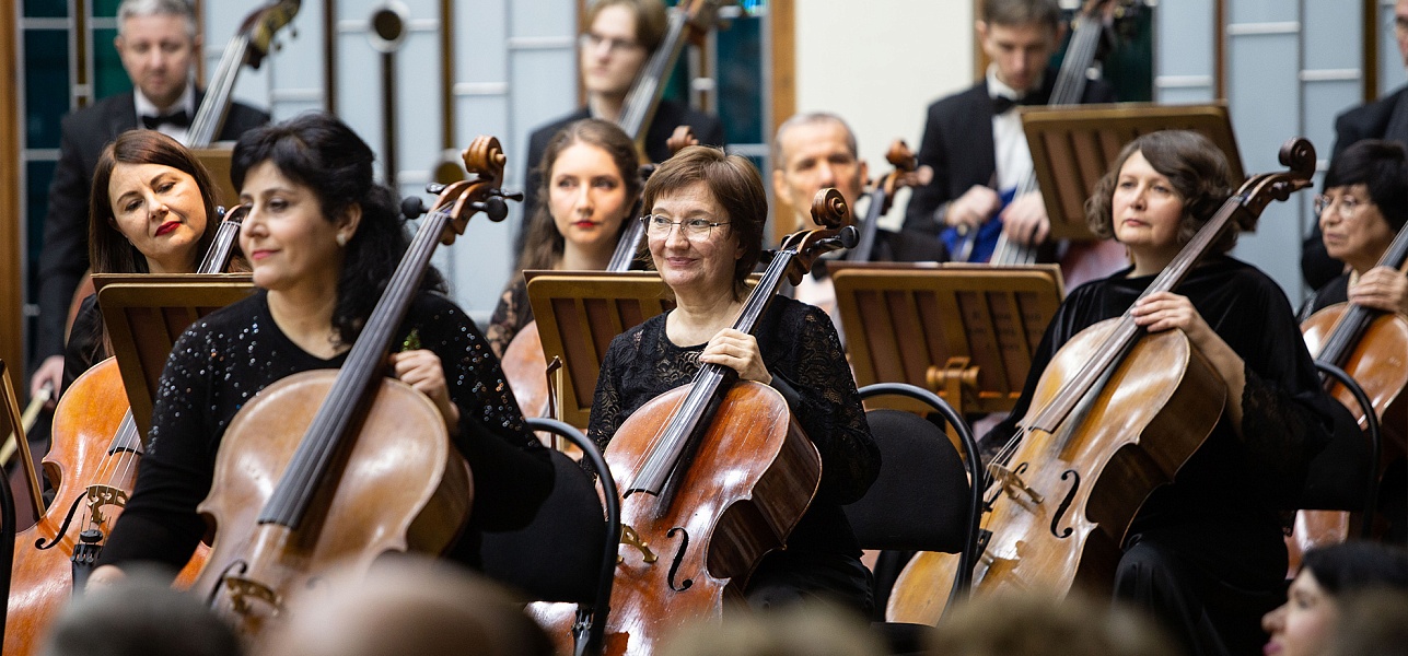 «Ла-ла-ле-ра бум, бум» и брызги шампанского