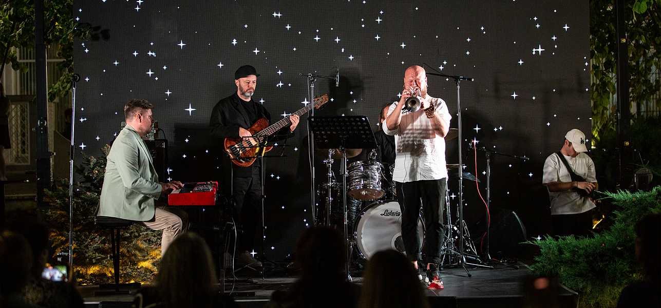 Завершили День города джазом