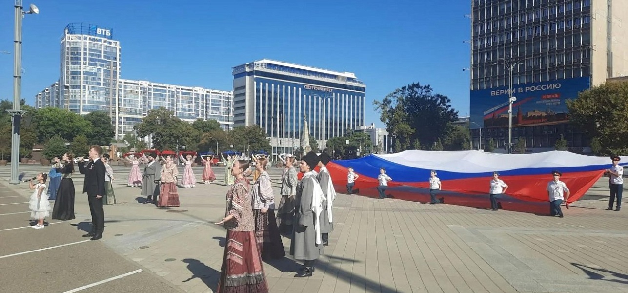 Мы поднимаем свой флаг!