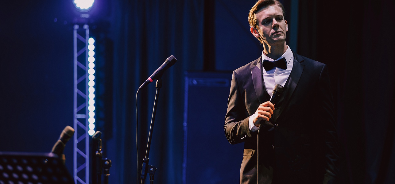 Белеет парус