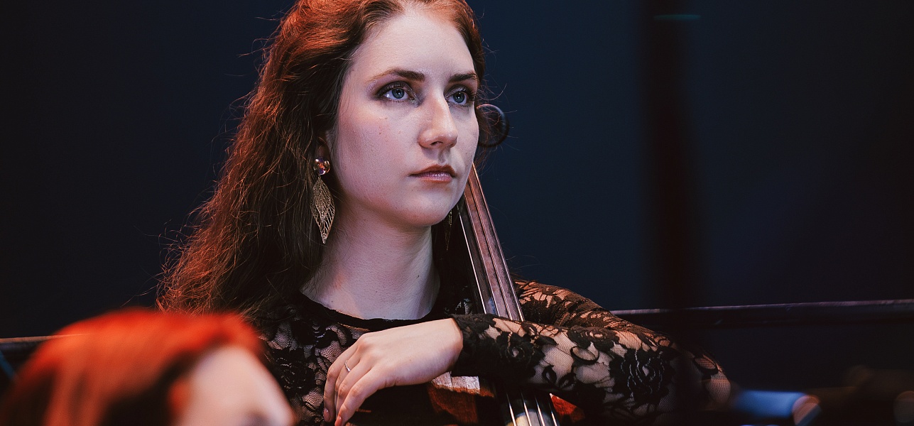 Белеет парус