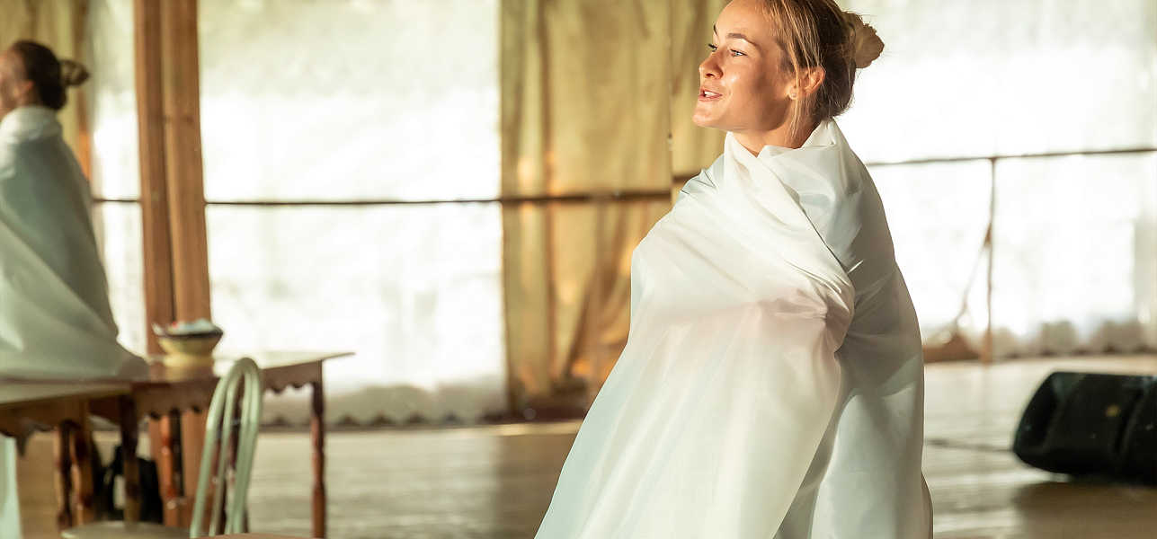 Театр: под крышей и на песке