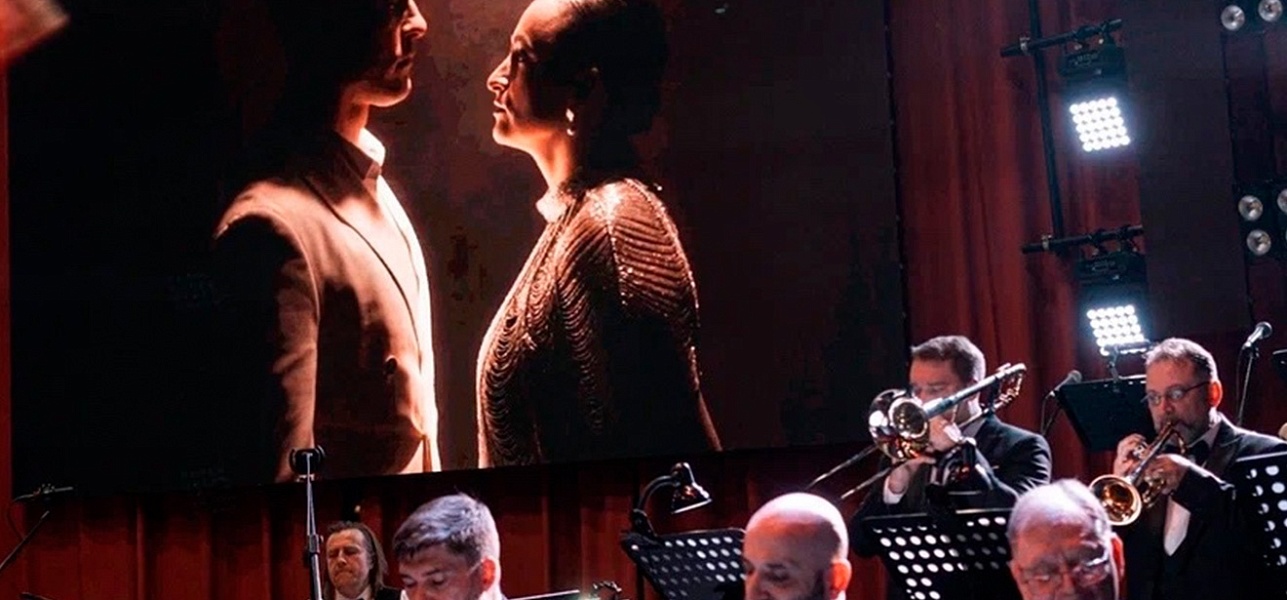 Чёрное платье в пол и другие действующие лица