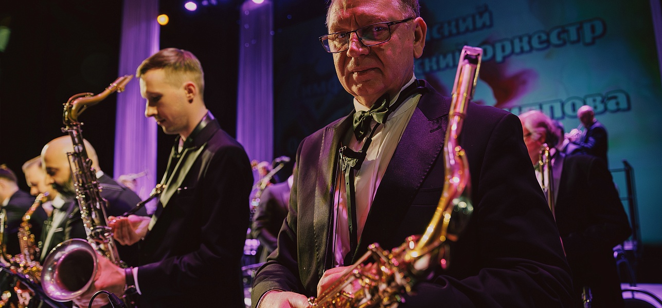 Белеет парус