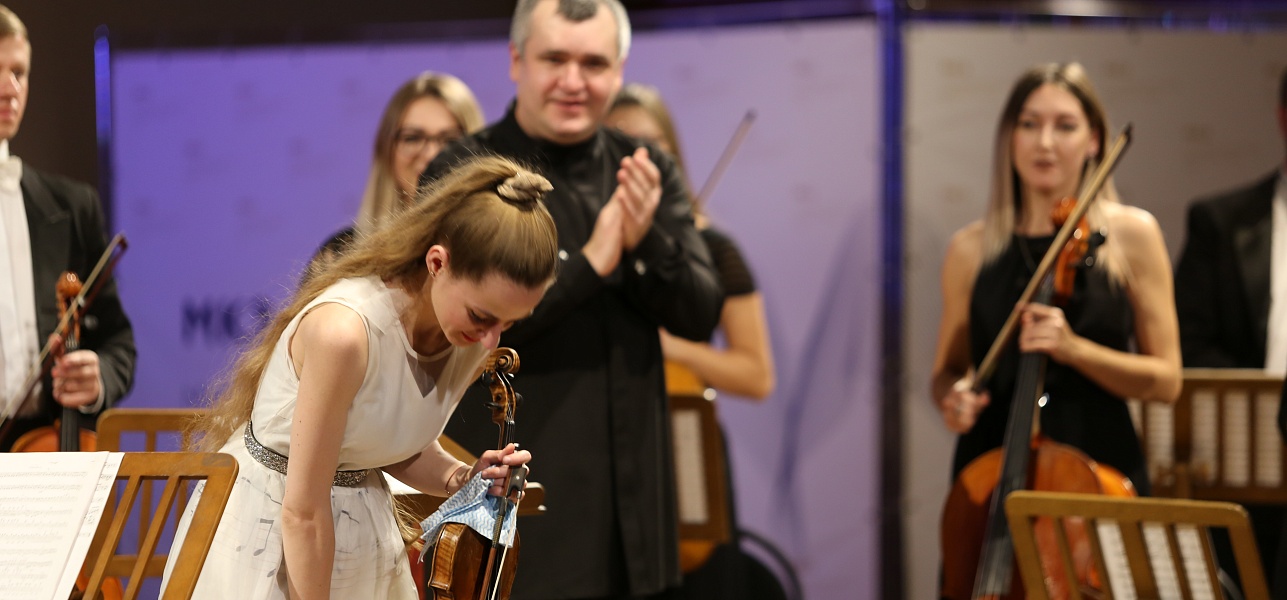 Девушка и скрипка