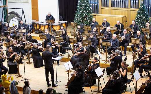 «Оркестр зажигает ёлку!» 