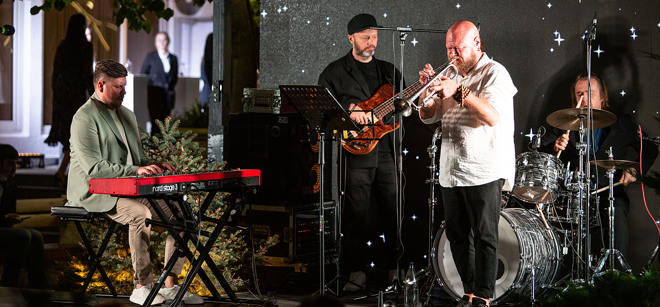 Завершили День города джазом