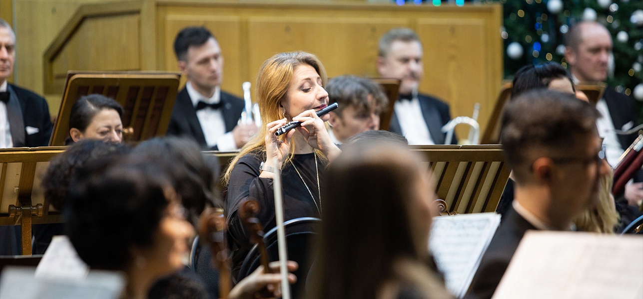 «Ла-ла-ле-ра бум, бум» и брызги шампанского