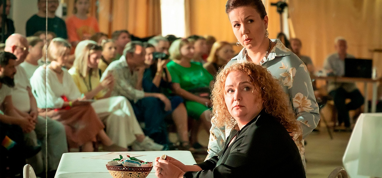 Театр: под крышей и на песке