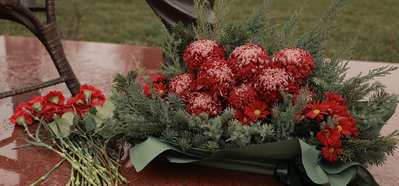 Цветы и аплодисменты – создателю «Премьеры»