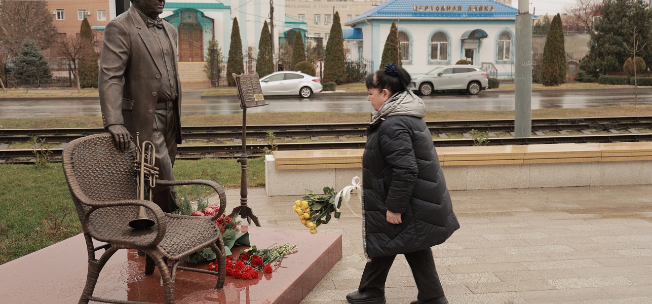 Цветы и аплодисменты – создателю «Премьеры»