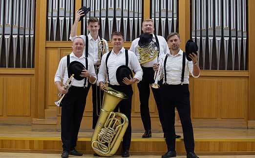 Вокруг света с брасс-квинтетом