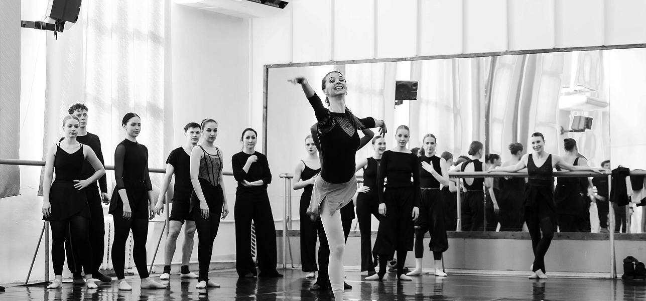 Раз, два, три, четыре! Мах – плие, мах – плие!