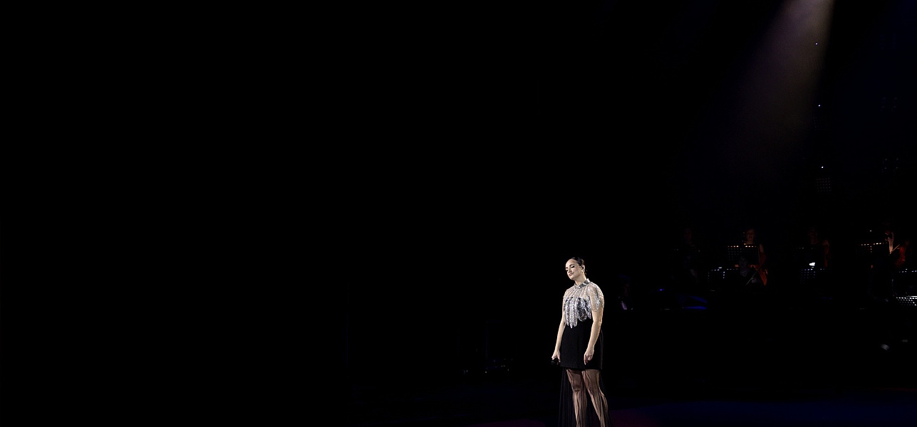 Чёрное платье в пол и другие действующие лица