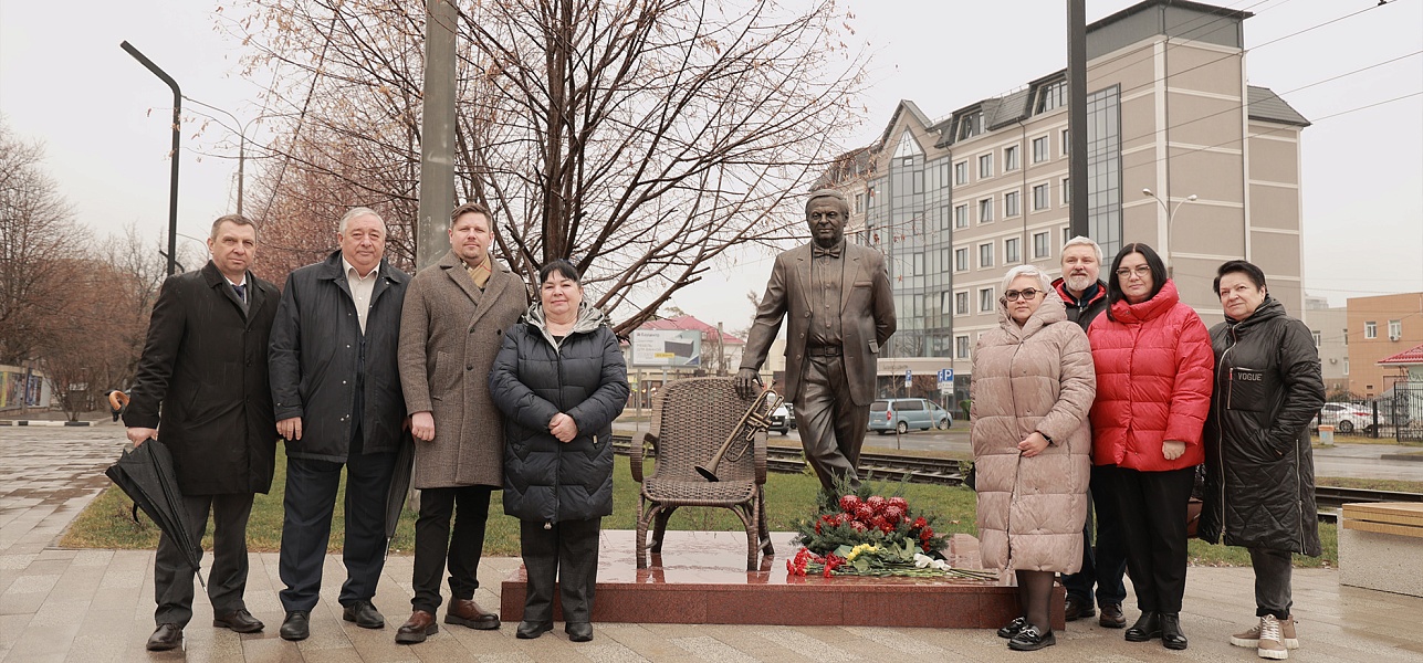 Цветы и аплодисменты – создателю «Премьеры»