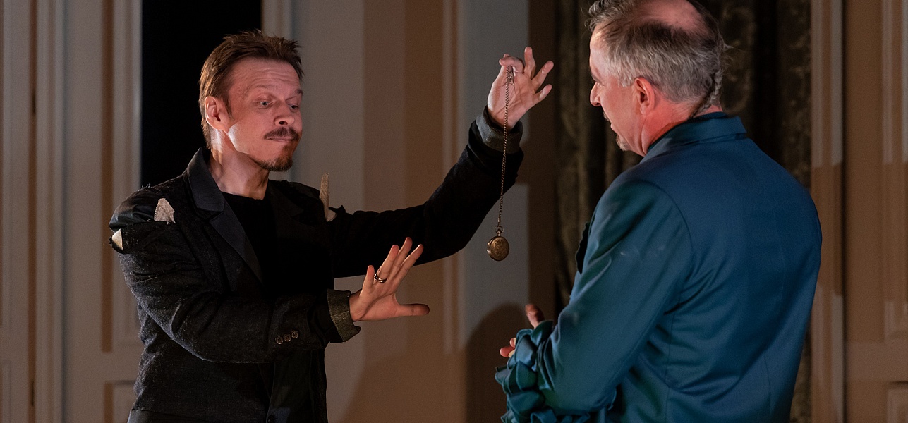 «…А не странен кто ж?»