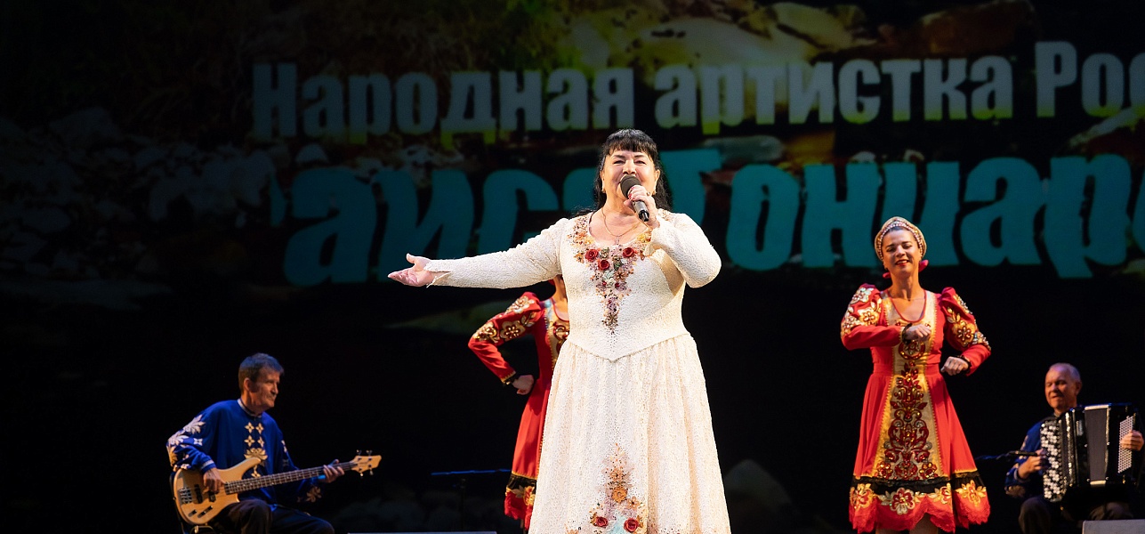 Нам песня строить и жить помогает!