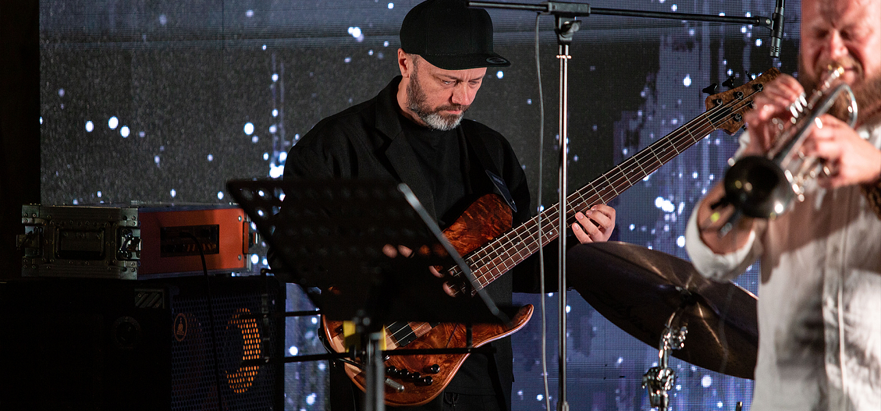 Завершили День города джазом