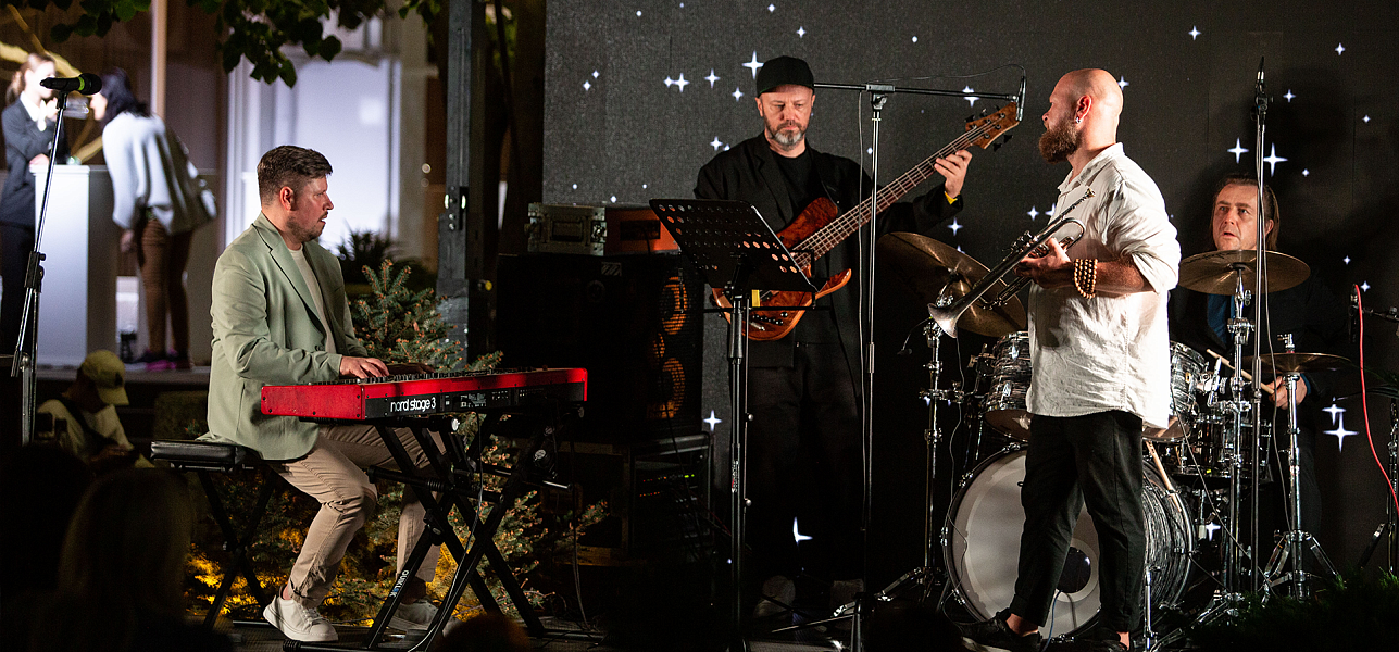 Завершили День города джазом