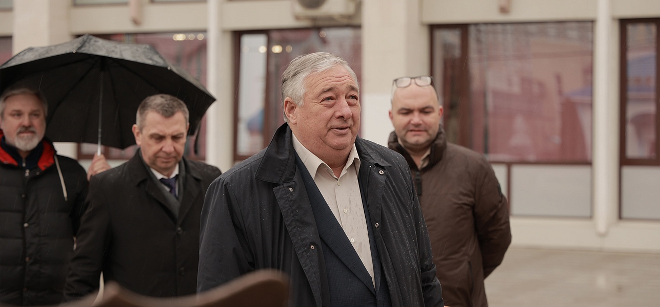 Цветы и аплодисменты – создателю «Премьеры»