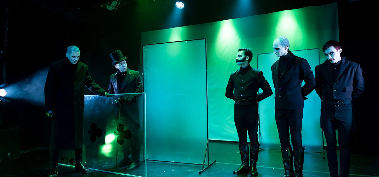 Тройка, семёрка… Дама? 