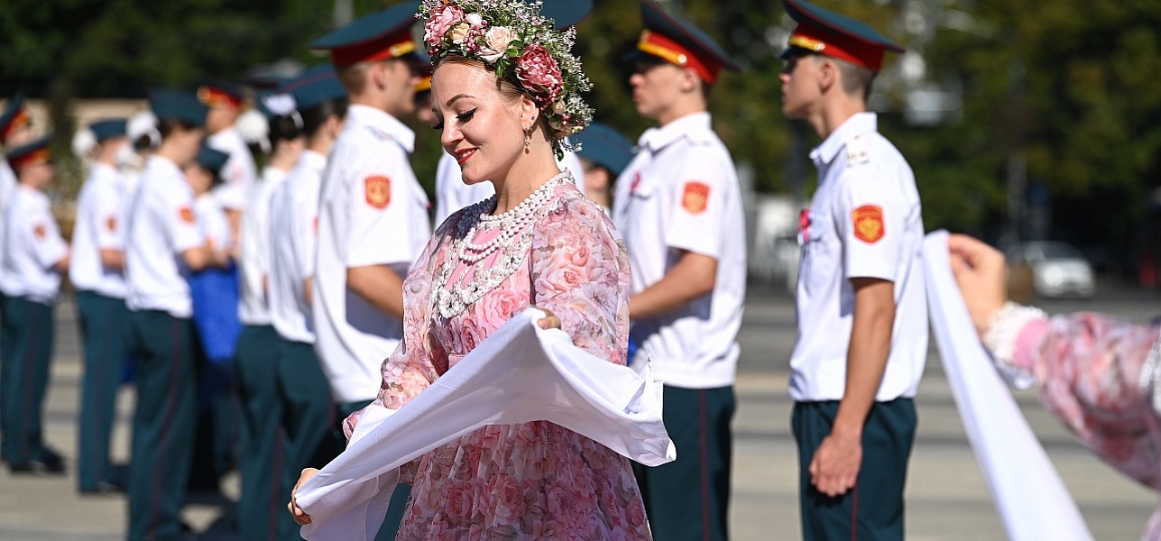 Мы поднимаем свой флаг!