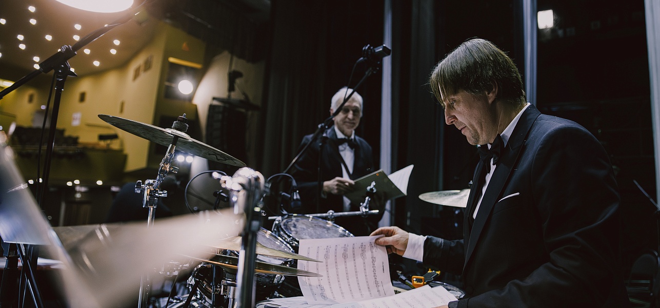 Белеет парус