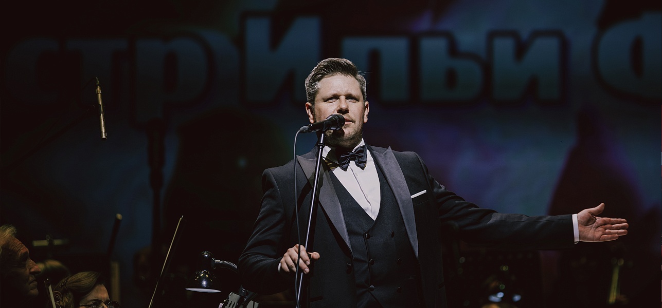 Белеет парус