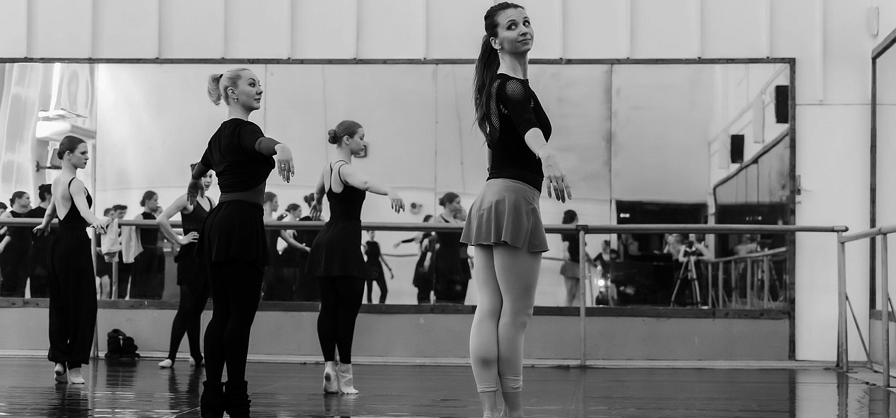 Раз, два, три, четыре! Мах – плие, мах – плие!