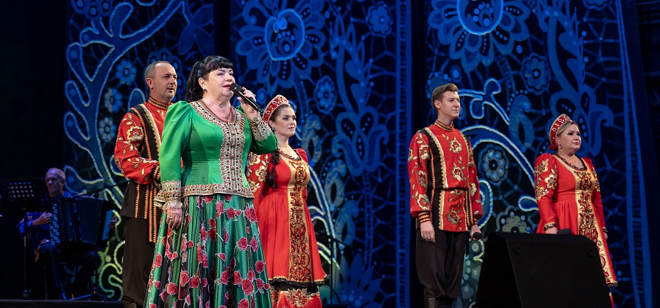 С праздником, дорогие женщины!