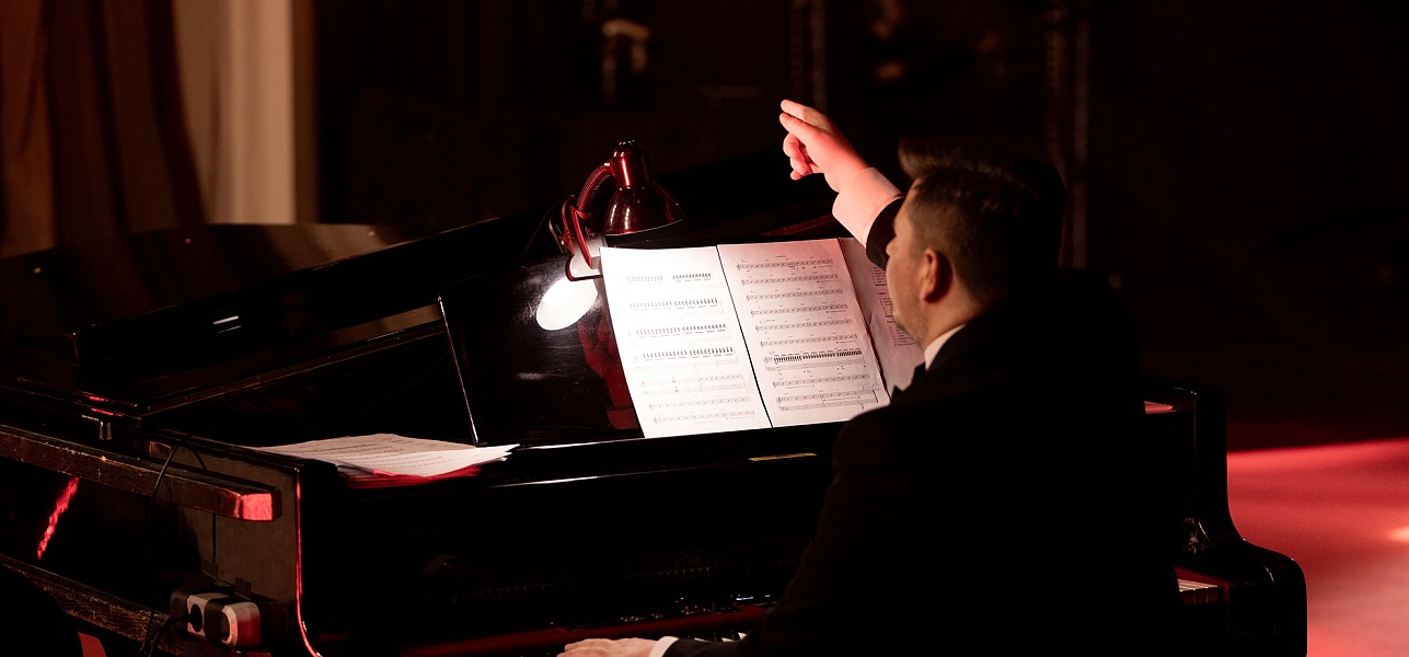 Чёрное платье в пол и другие действующие лица