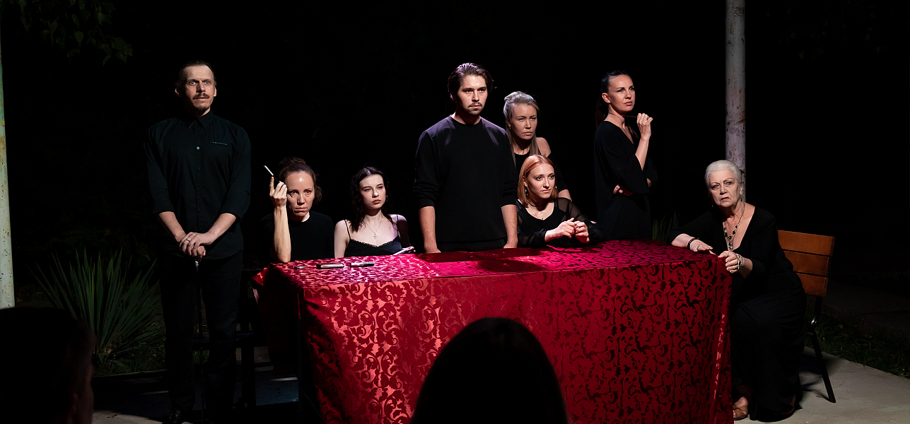 Театр: под крышей и на песке