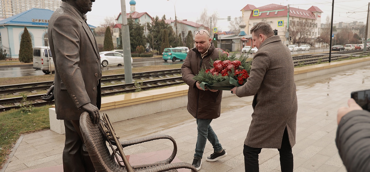 Цветы и аплодисменты – создателю «Премьеры»