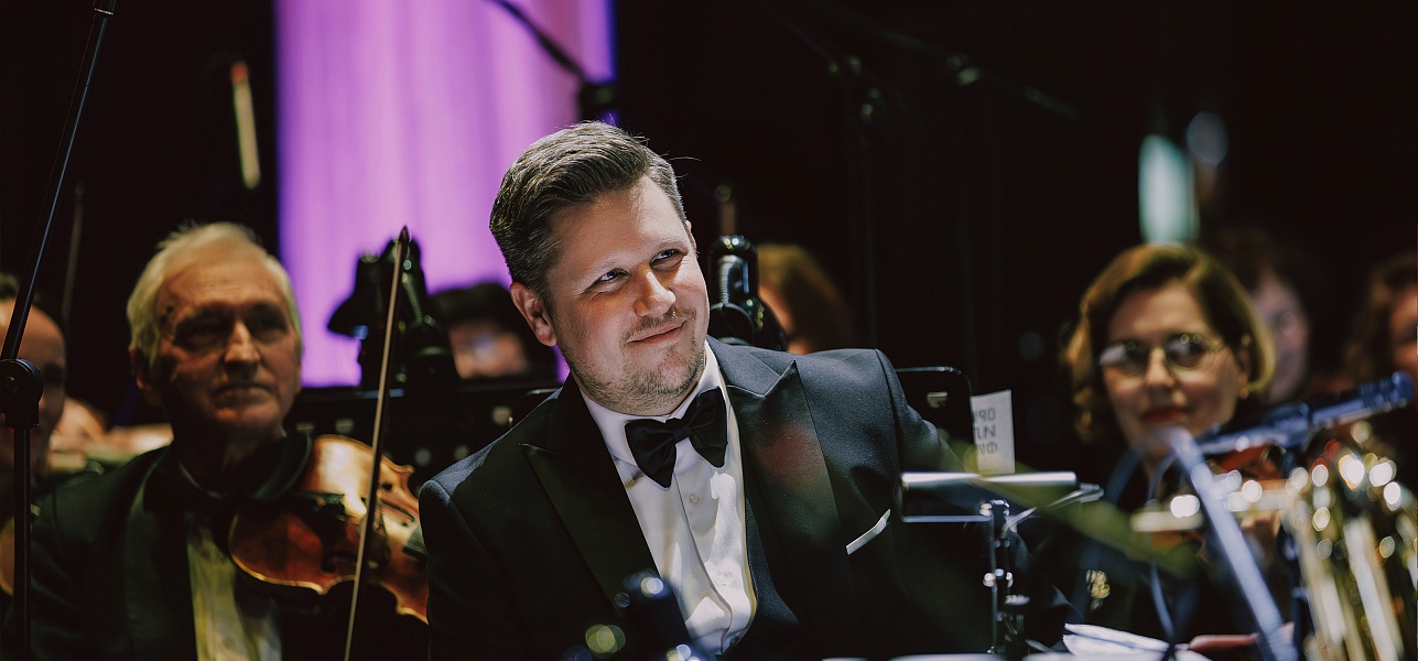 Белеет парус