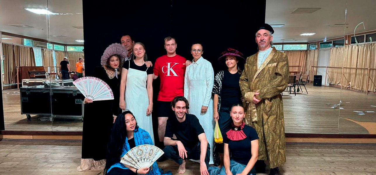 Театр: под крышей и на песке