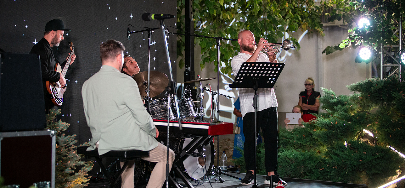 Завершили День города джазом