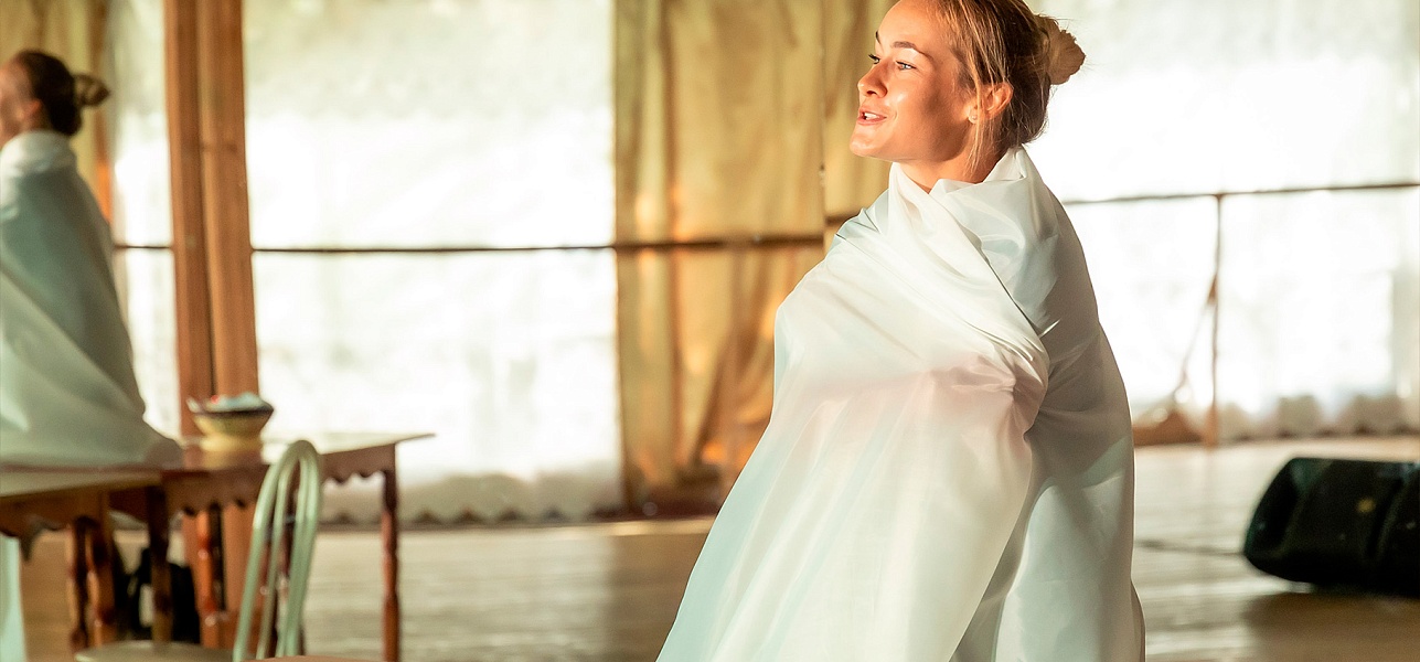 Театр: под крышей и на песке