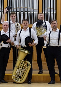 Вокруг света с брасс-квинтетом